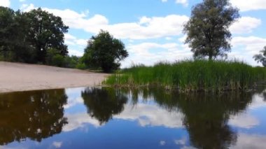 4k kamera sessiz bir göl sahil şeridi üzerinde uçuş. Gölet üzerinde helikopter pürüzsüz bir Asansör.