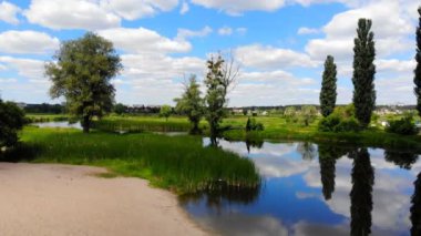 4k kamera sessiz bir göl sahil şeridi üzerinde uçuş. Gölet üzerinde helikopter pürüzsüz bir Asansör.
