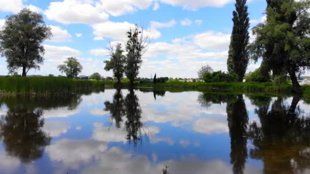 Lotu Kamery Nad Wybrzeżu Jezioro Ciche Gładkie Wyciąg Helikoptera Nad — Wideo stockowe