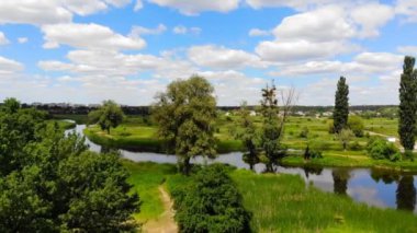 Güzel nehrin bir görünümüne havadan. Yeşil çayırlar ile güzel bir nehir üzerinde bir uçuş