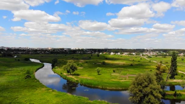 从空气到美丽的河流的景色 飞越一条美丽的河流与绿色的草地 — 图库视频影像
