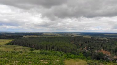 Bulutlar bulutlar şekilleri hızla değişen çok sayıda karşı mavi bir gökyüzü parlak yaz günde taşır onların şekil hamle değiştirme