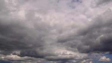 Bulutlar bulutlar şekilleri hızla değişen çok sayıda karşı mavi bir gökyüzü parlak yaz günde taşır onların şekil hamle değiştirme