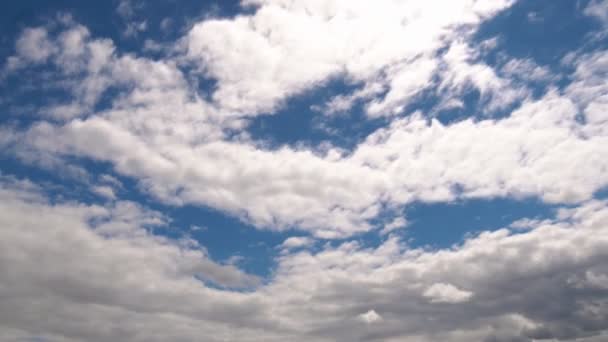 Les nuages changent de forme se déplace Un très grand nombre de nuages changeant de forme se déplace rapidement contre un ciel bleu par une journée d'été brillante 