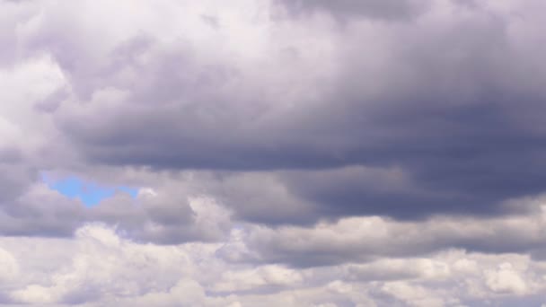 云彩改变形状移动非常大数量的云彩改变他们的形状快速地移动对蓝天在明亮的夏天天 — 图库视频影像