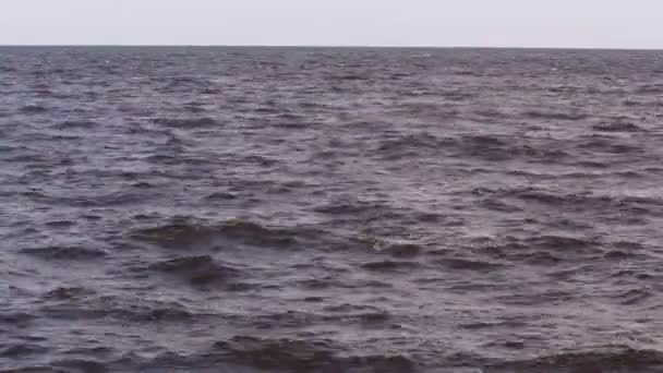 慢波运动在海空中缓慢的运动拍摄的海浪冲向岸边 当波浪移动时 它们会从白色的海沫中产生质感 — 图库视频影像