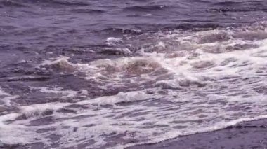 Yavaş dalgaların kıyıya doğru acele havadan ağır çekim shot denizde dalga hareketi. Hamle beyaz deniz doku oluşturdukları dalgalar gibi köpük.