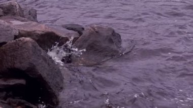 Yavaş dalgaların kıyıya doğru acele havadan ağır çekim shot denizde dalga hareketi. Hamle beyaz deniz doku oluşturdukları dalgalar gibi köpük.