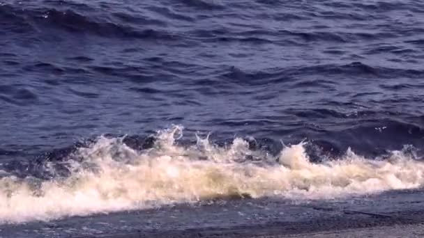 海上航空スローモーション撮影岸に向かって急いでの波の動きを遅波 白い海からテクスチャーを作成する動きが泡波として — ストック動画
