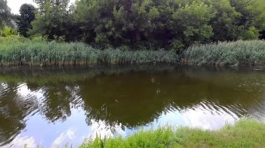 Nehrin, vurgun ve su yüzeyi ve güneş ve nehir ayna yüzeyine gökyüzünde yansıması boyunca hareket havadan görünümü