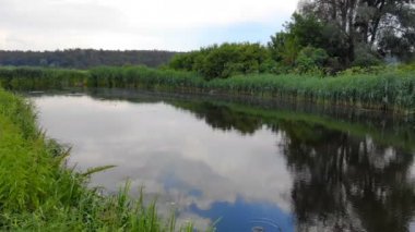 Nehrin, vurgun ve su yüzeyi ve güneş ve nehir ayna yüzeyine gökyüzünde yansıması boyunca hareket havadan görünümü