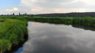 Nehrin, vurgun ve su yüzeyi ve güneş ve nehir ayna yüzeyine gökyüzünde yansıması boyunca hareket havadan görünümü