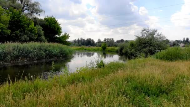 Vue aérienne de la rivière, mouvement le long des virages et de la surface de l'eau et la réflexion du soleil et du ciel dans la surface miroir de la rivière 