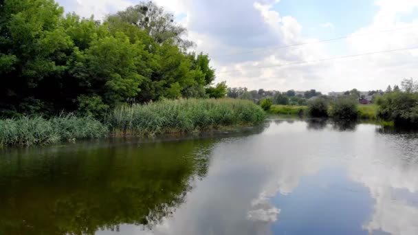 河的鸟瞰 沿弯和水面的移动和太阳和天空的反射在河的镜子表面 — 图库视频影像