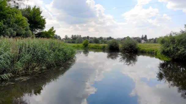 Luchtfoto Van Rivier Beweging Langs Bochten Wateroppervlak Reflectie Van Zon — Stockvideo