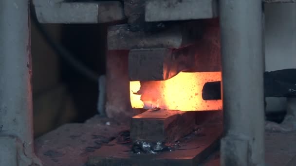 鍛冶場で金属からナイフを作る アンビルに巨大なハンマーで熱い金属を打つ鍛冶屋の手を閉じる — ストック動画