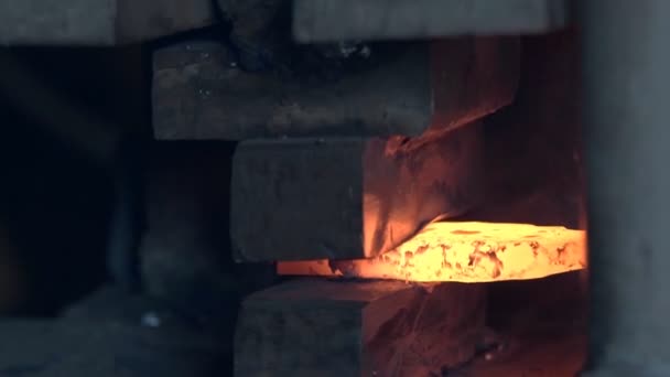 用金属做刀在锻造处 关闭铁匠的手打热金属与一个巨大的锤子在铁锤 — 图库视频影像