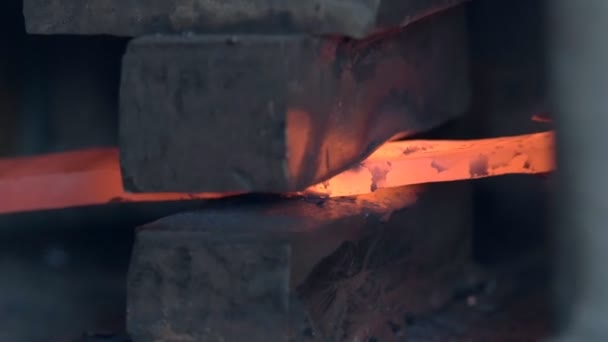 Aby Nůž Kovu Výhni Detailní Záběr Kovářské Ruce Bít Roztaveného — Stock video