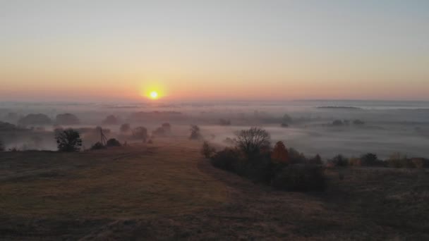 Vue Aérienne. Voler dans le brouillard, voler dans le brouillard. Caméra aérienne prise. Vol au-dessus des nuages vers le soleil. Météo sinistre, vue d'en haut. Point de vue des oiseaux
