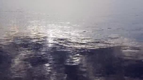 Чистая Вода Реке Водный Поток Горной Реки Быстро Течет Камням — стоковое видео