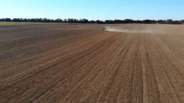 Traktör yetiştirilmesi arazi traktör disk yere kadar aşırı yakın. Kırsal yöre. Arazi çim ekime hazır hale geliyor. Traktör alan işler. Disking. Arazi ekime hazır