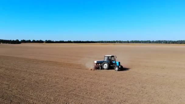 Tractor Cultivando Tierra Primer Plano Extremo Tierra Del Disco Del — Vídeo de stock