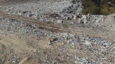 Anteni yukarıda çöplüğü. Doğrudan yukarıdaki. Çöplük çöp döküm ve traktör çalışma.