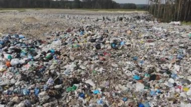 Anteni yukarıda çöplüğü. Doğrudan yukarıdaki. Çöplük çöp döküm ve traktör çalışma.