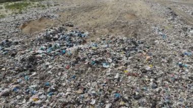 Anteni yukarıda çöplüğü. Doğrudan yukarıdaki. Çöplük çöp döküm ve traktör çalışma.