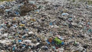 Anteni yukarıda çöplüğü. Doğrudan yukarıdaki. Çöplük çöp döküm ve traktör çalışma.