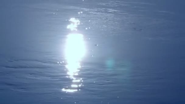 Bländning Solen Vattnet Klart Havsvatten Solen Gnistor Vattenytan Reflekteras Från — Stockvideo