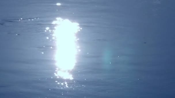 Bländning Solen Vattnet Klart Havsvatten Solen Gnistor Vattenytan Reflekteras Från — Stockvideo