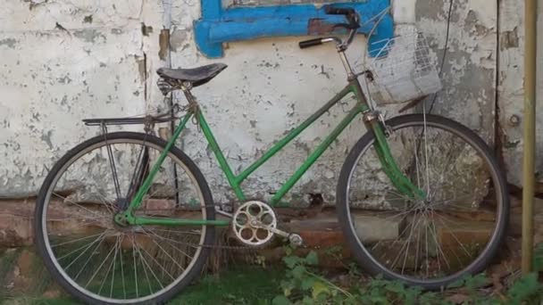 Bicicleta velha perto da casa — Vídeo de Stock