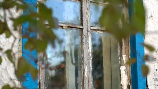 Eski bir evin penceresi — Stok video