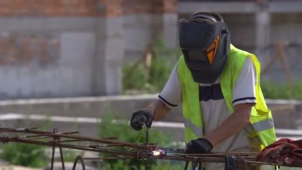 金属结构采用电焊 用焊接头盔保护眼睛 人身安全 — 图库视频影像