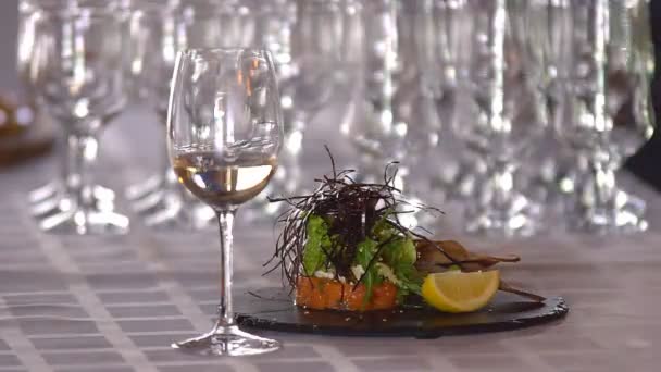 Vin Maträtt Restaurang Dukningen Restaurangen Med Grekisk Sallad Och Vin — Stockvideo