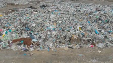 Hava. Doğrudan yukarıdaki. Çöplük çöp döküm ve traktör çalışma.