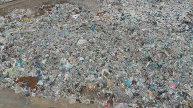 Hava. Doğrudan yukarıdaki. Çöplük çöp döküm ve traktör çalışma.