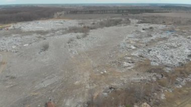 Hava. Doğrudan yukarıdaki. Çöplük çöp döküm ve traktör çalışma.