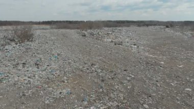 Hava. Doğrudan yukarıdaki. Çöplük çöp döküm ve traktör çalışma.