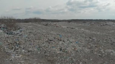 Hava. Doğrudan yukarıdaki. Çöplük çöp döküm ve traktör çalışma.