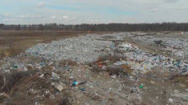 Hava. Doğrudan yukarıdaki. Çöplük çöp döküm ve traktör çalışma.