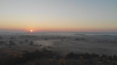 Hava görüntüsü. Sisin içinde uçmak, sisin içinde uçmak. Hava kamerası görüntüsü. Bulutların üzerinden güneşe doğru uç. Hava sisli, yukarıdan görünüyor. Kuşların bakış açısı