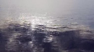 Dağ nehir taşları üzerinde hızla akan su akış. Temiz su Creek