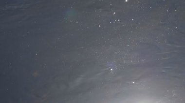 Hangi nehirden yansıtılır dalgalı su yüzeyi ufuk atış güneş güzel bokeh ile bakıyor.