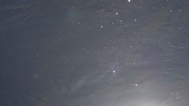 Расслабленный Снимок Волнистой Водной Поверхности Красивым Боке Солнечных Бликов Которые — стоковое видео