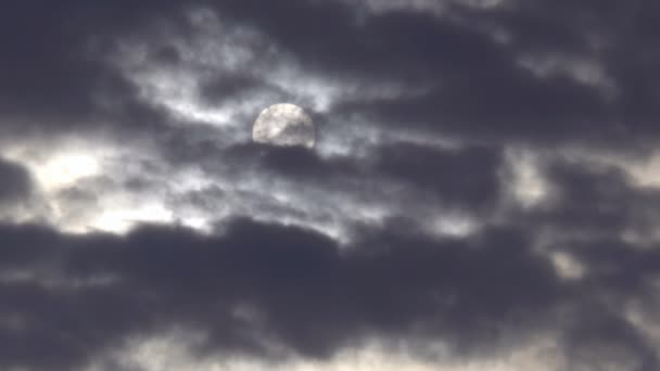 Disco Solar Visto Através Nuvens Escuras Movimento Rápido — Vídeo de Stock
