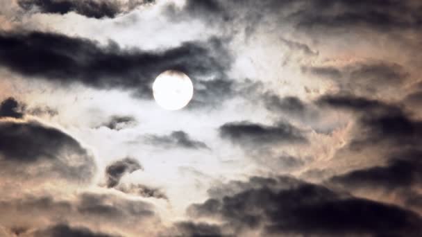 Ηλιακός Δίσκος Προβάλλεται Μέσα Από Σκοτεινά Σύννεφα Που Κινούνται Γρήγορα — Αρχείο Βίντεο