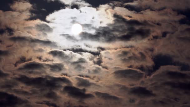 暗い動きの速い雲の切れ間から太陽のディスクを見る — ストック動画