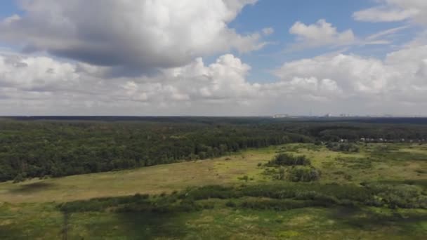 Samolot Wznosi Się Nad Rzeka Las Krajobraz Wśród Gęstych Chmur — Wideo stockowe